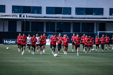 بمشاركة بن رمضان والصفقات.. الأهلي يخوض مرانه الأول في أمريكا